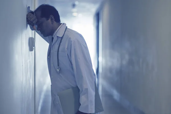 Αναστατωμένος Γιατρός Αρσενικό Στέκεται Στο Διάδρομο Και Κλίνει Ενάντια Στον — Φωτογραφία Αρχείου