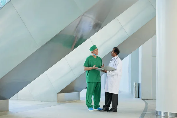 Deux Médecins Debout Hôpital Discutant Travail — Photo