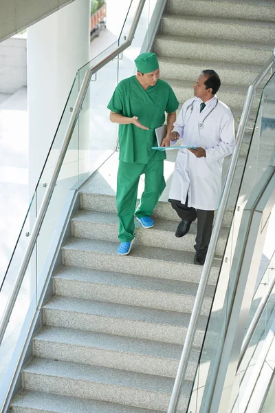 Chirurgien Demandant Conseil Médecin Descendant Les Escaliers — Photo
