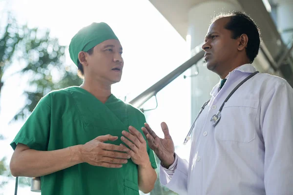 Dois Médicos Comunicando Uns Com Outros — Fotografia de Stock