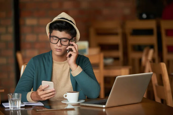 Giovane Uomo Asiatico Parlando Telefono Tenendo Mobile Tavola Con Computer — Foto Stock