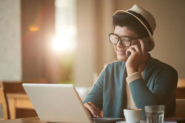 Freelancer Sorrindo Chamando Telefone Usando Laptop — Fotografia de Stock