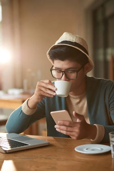 Giovane Vietnamita Bere Caffè Leggere Messaggi Nel Telefono — Foto Stock