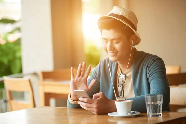 Alegre Asiático Homem Usando Smartphone Acenando Com Mão — Fotografia de Stock