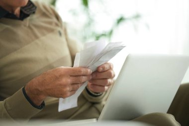 Faturalar ve makbuzlar üst düzey adamın elinde