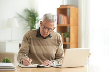 Üst düzey işadamı onun planlayıcısı fikirler yazma