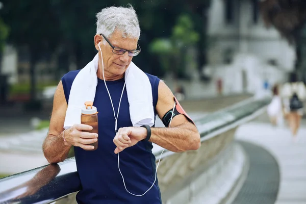 Senior Jogger Drinking Water Checking Application His Fitness Tracker — Stock Photo, Image