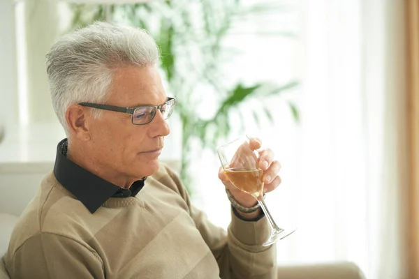 Homem Sênior Pensativo Com Vidro Vinho Branco — Fotografia de Stock