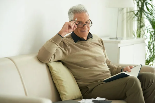 Portrait Homme Âgé Joyeux Assis Maison Tenant Agenda Planificateur — Photo