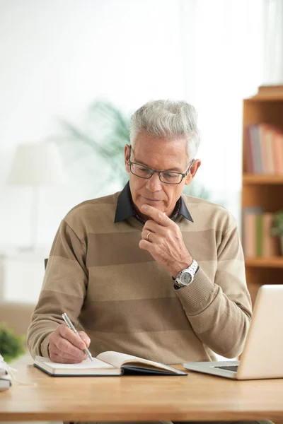 Nachdenklicher Gealterter Unternehmer Schreibt Seine Ideen Auf — Stockfoto