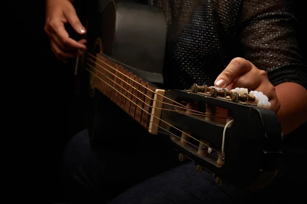 Oigenkännlig Kvinna Som Spelar Akustisk Gitarr — Stockfoto