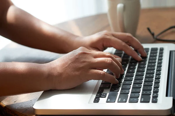 Unerkennbare Person Tippt Auf Laptop Tastatur Ausgeschnittenes Bild — Stockfoto