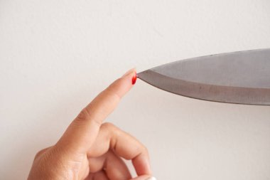 kanama kesim bıçak keskinliğini kontrol ile parmak