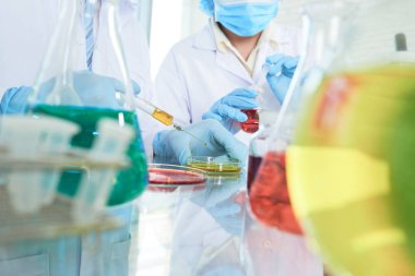 eczane ile kimyasal araştırmacı üzerinde çalışan bilim adamı resim kırpılmış