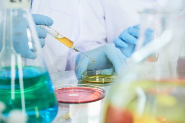 Lastik eldiven ve aşı ile çalışan beyaz ceket giyiyor bilim adamları yakın çekim çekim