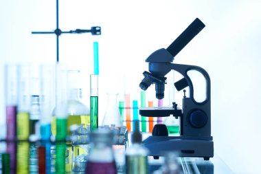 test tüpleri ve laboratuar mikroskobu