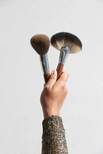 Artista Maquillaje Irreconocible Sosteniendo Dos Pinceles Mano Mientras Está Pie — Foto de Stock