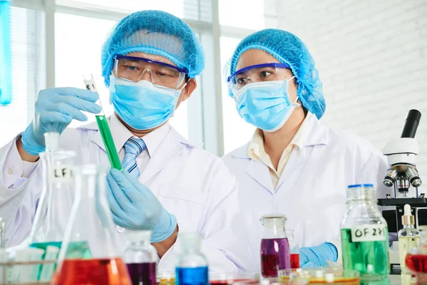 医生在实验室研究医学 化学生物技术 — 图库照片