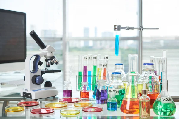 Intérieur Laboratoire Moderne Bureau Avec Boîtes Pétri Éprouvettes Flacons Microscope — Photo