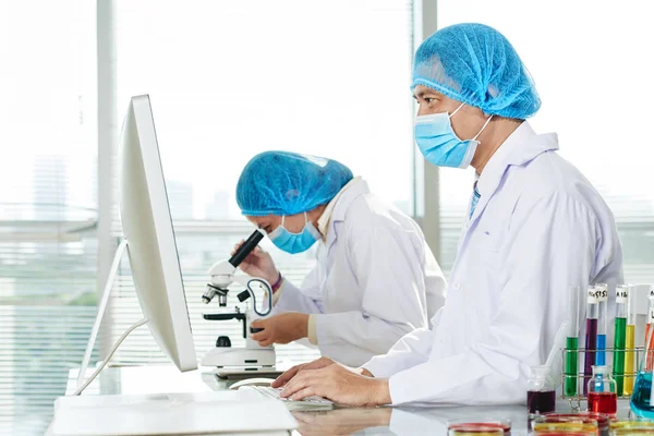 Scientist Doctors Working Computer Laboratory Using Microscope — Stock Photo, Image