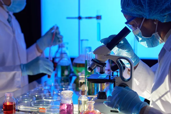 Vetenskapsman Läkare Arbetar Laboratoriet Och Med Mikroskop — Stockfoto