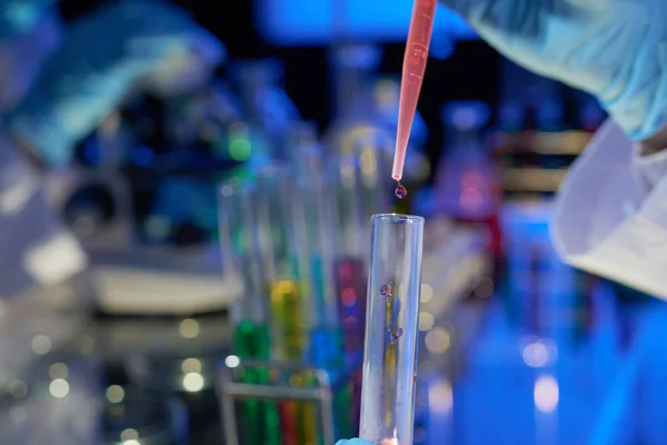 Unerkannter Wissenschaftler Schüttet Flüssigkeit Ins Reagenzglas — Stockfoto