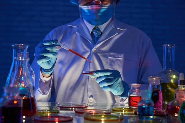 Médico Cientista Derramando Líquido Tubo Laboratório — Fotografia de Stock