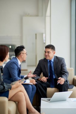 rahat koltukta oturan ve son derece profesyonel satıcı alarak müşteriler