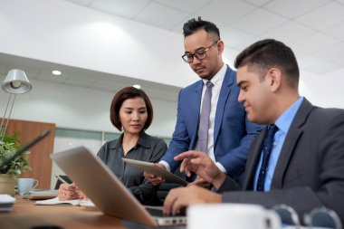 Finans Yöneticileri istatistik verileri dijital tablet ve dizüstü bilgisayar yardımı ile analiz 