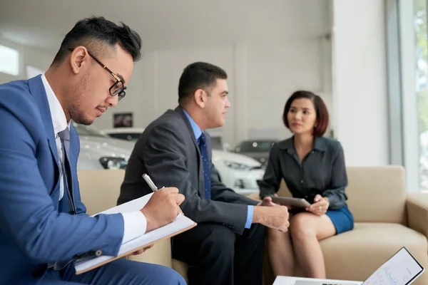 Asiatici Manager Finanziari Analizzando Statistiche Lavorando Ufficio — Foto Stock