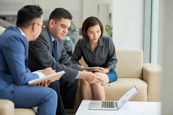 Asian Financial Managers Analyzing Statistic Working Office Using Laptop — Stock Photo, Image
