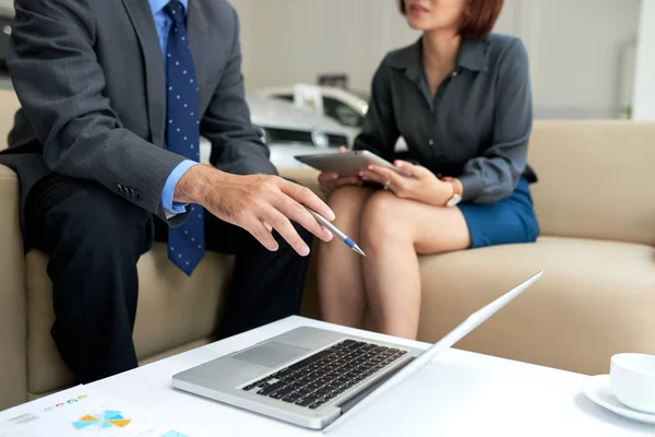 Zakenvrouw Man Werken Praten Zittend Kantoor Met Tabel Laptop Bijgesneden — Stockfoto