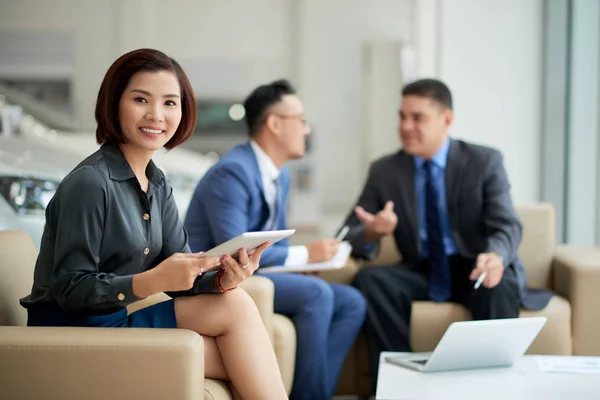 Asian Financial Managers Analyzing Statistic Working Office Woman Looking Camera — Stock Photo, Image