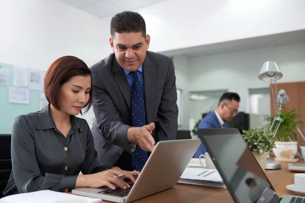 Asiáticos Gestores Financeiros Analisando Estatística Trabalhando Escritório Com Laptops — Fotografia de Stock