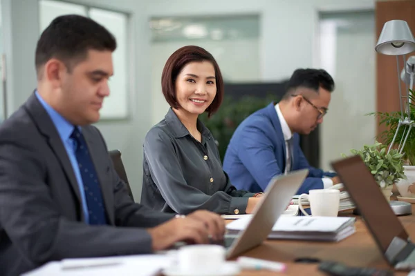 Asian Financial Managers Analyzing Statistic Working Office — Stock Photo, Image