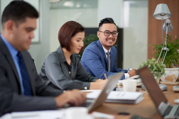 Asian Financial Managers Analyzing Statistic Working Office — Stock Photo, Image