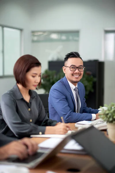 Asyalı Işadamları Çalışma Gülümseyen Office — Stok fotoğraf