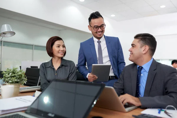 Travailleurs Blancs Joyeux Dans Bureau Table Avec Des Ordinateurs Portables — Photo