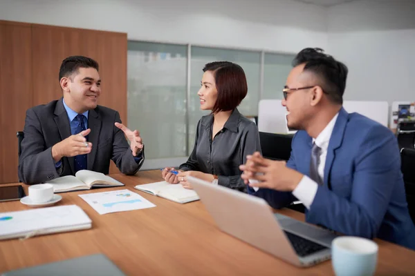 Asiáticos Gestores Financeiros Analisando Estatística Trabalhando Escritório — Fotografia de Stock