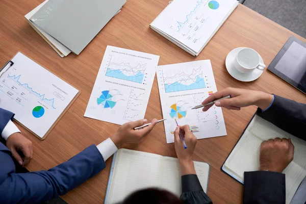 Hoge Hoekmening Van Managers Resultaten Analyseren Met Grafieken Diagrammen Papier — Stockfoto