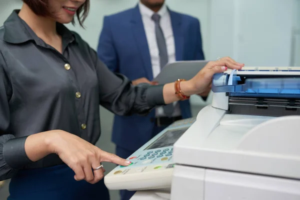 Trabalhadores Escritório Usando Impressora Multifunções Para Fazer Cópia Documento — Fotografia de Stock