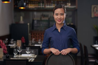 Boş tepsi ile oldukça Vietnam garson portresi