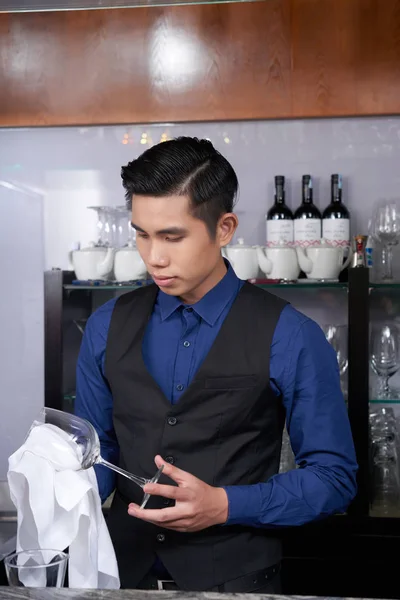 Портрет Молодого Єтнамських Офіціант Витираючи Бокал Вина — стокове фото