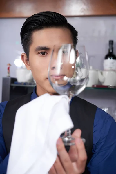 Camarero Vietnamita Comprobar Vidrio Suficientemente Limpio —  Fotos de Stock