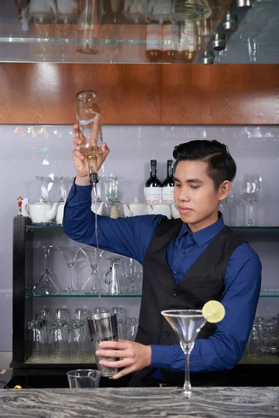 Giovane Barista Vietnamita Versando Vodka Nello Shaker — Foto Stock