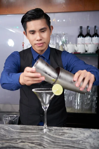 Young Vietnamese Professional Barman Making Margarita Cocktail — Stock Photo, Image