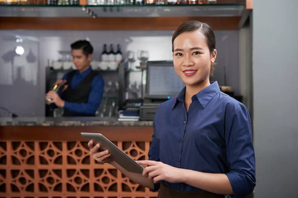 Muito Vietnamita Dono Bar Com Computador Tablet Suas Mãos — Fotografia de Stock