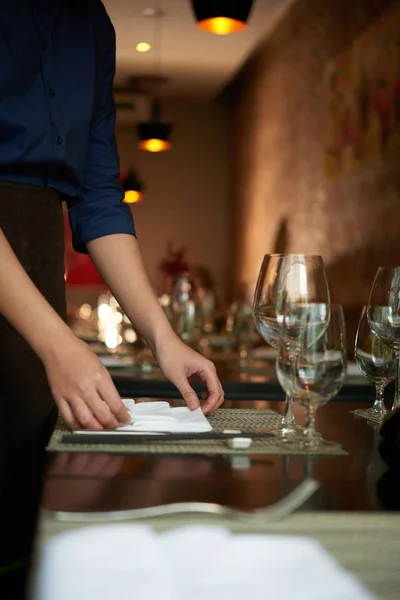 Bijgesneden Afbeelding Van Serveerster Tabel Voorbereiden Gasten — Stockfoto