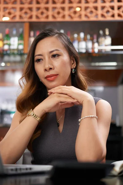 Porträtt Fundersam Asiatisk Restaurangägare Sitter Vid Bord — Stockfoto