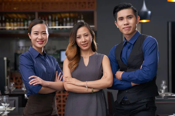 Glücklicher Vietnamesischer Restaurantmanager Kellnerin Und Barmann — Stockfoto